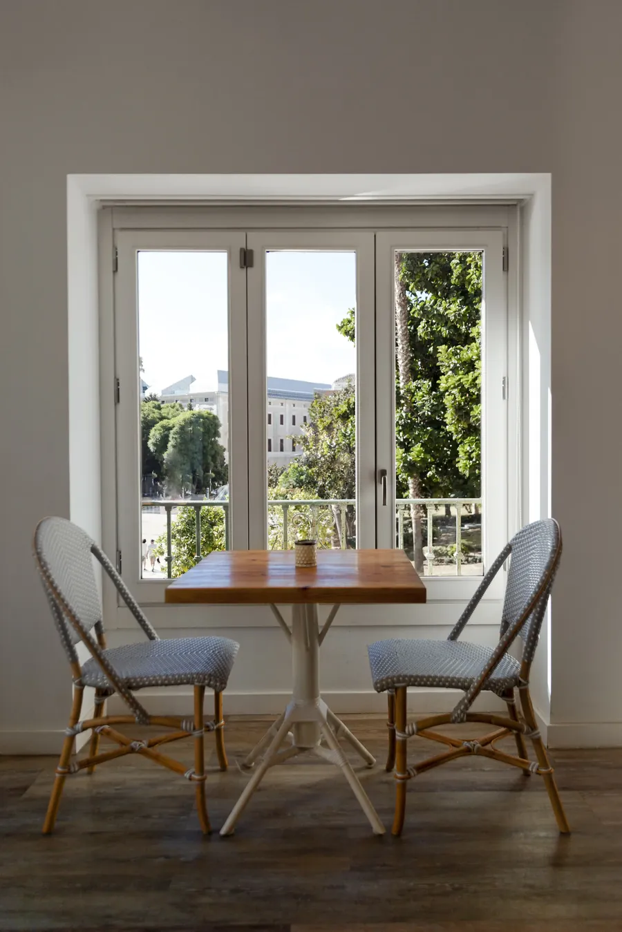 Ventana blanca con vistas a un balcón