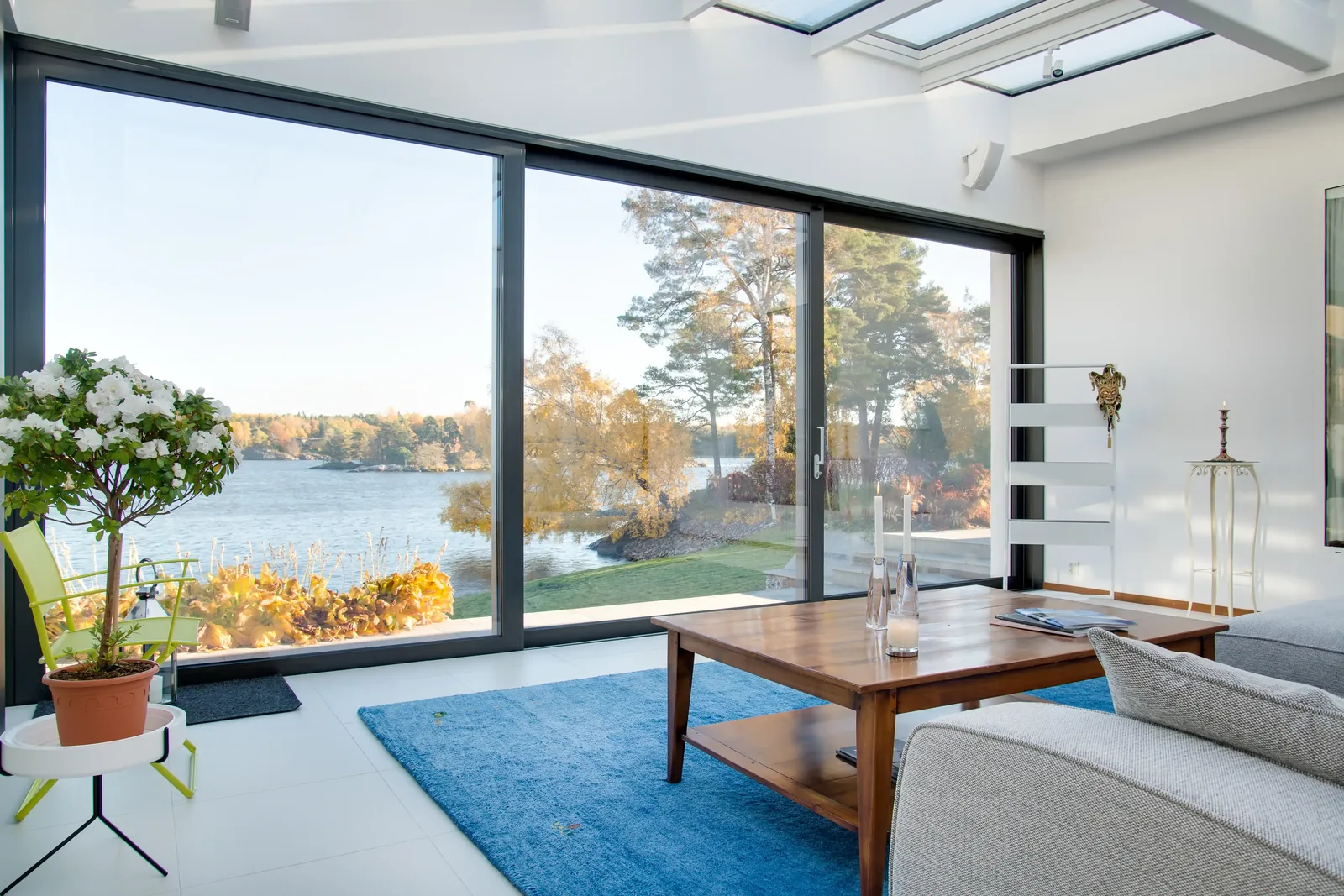 Salón con grandes ventanales con vistas al lago