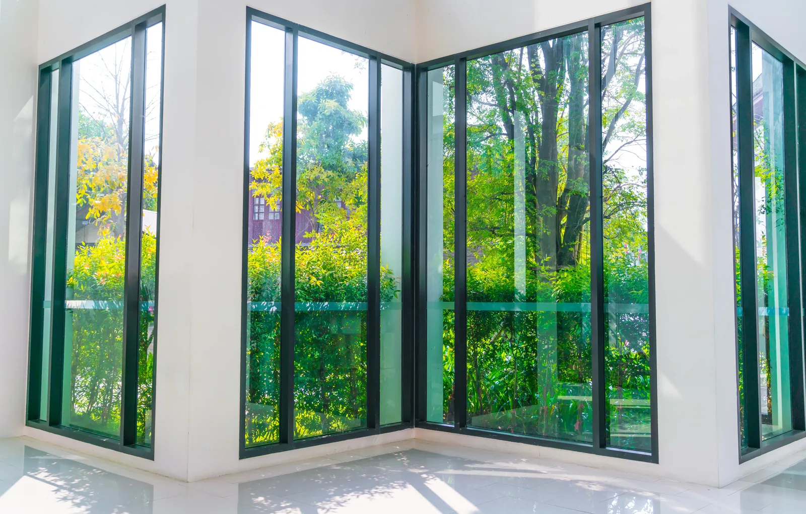 Esquina con ventanales de suelo a techo con vistas al jardín